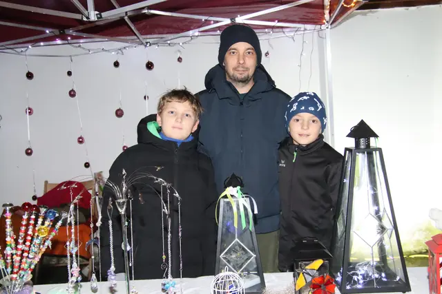 Familie Linhart hatte weihnachtliche Geschenkartikel aus Metall anzubieten. | Foto: Martin Wurglits