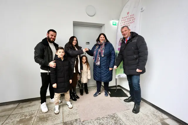 Hirschstetten:
Eine neu einziehende Familie, Wohnbaustadträtin Kathrin Gaál (2. v. r.) und Bezirkvize Karl Gasta (rechts, beide SPÖ). | Foto: Stadt Wien/Martin Votava