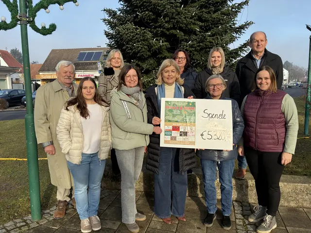 Vordere Reihe von links: Karin Jost (Naturladen), Angelika Dax (Weltladen), Susanne Mihellyes (Gewusst wie), Tayml Vera (Weltladen), Birgit Pfeiffer (Birgit´s Blumen).
Hintere Reihe von links: Edmund Potetz (Uhren und Schmuck), Petra Werkovits (Galerie 21), Erika Gindl (Frisiersalon), Elisabeth Marko (Potetz) und Manfred Kahr (KBT und Pammer). | Foto: Anna Maria Kaufmann