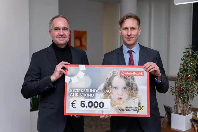 Treuer BezirksRundSchau Christkind-Helfer: Vivatis Holding AG-Vorstandsvorsitzender Gerald Hackl übergab MeinBezirk OÖ-Chefredakteur Thomas Winkler einen symbolischen Spendenscheck über 5.000 Euro in der Konzernzentrale in Linz-Urfahr. | Foto: MeinBezirk/Thomas Siegl