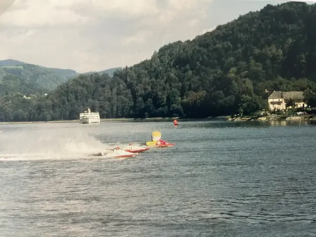 Motorboot-Weltmeister Johann Kronsteiner. Jetzt entscheiden einmal die Nachbarn, ob es zu einer Umbenennung des Wegs von Ignaz Schwaiger Weg auf Kronsteiner Weg klommt.  | Foto: Kronsteiner