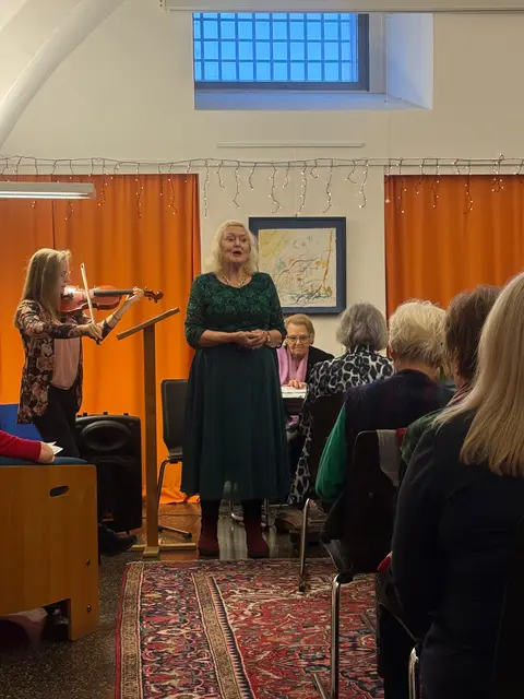 Musikalische Gestaltung: Hanna Oppelmayer / Violine und Helene Levar / Gesang | Foto: Hainburger Autorenrunde