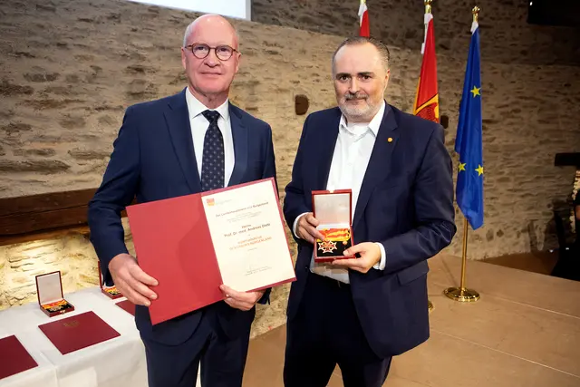 HNO-Arzt Andreas Dietz, Leiter der Universitätsklinik Leipzig, erhielt von Landeshauptmann Hans Peter Doskozil das Komturkreuz des Landes Burgenland verliehen. | Foto: Landesmedienservice/Fenz
