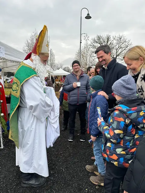 Auch der Nikolaus der Pfarre Wagna besuchte den Christkindlmarkt im Römerdorf. | Foto: Ralph Vekonj
