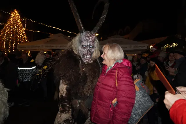 Ein Erinnerungsfoto mit einem der Krampusse durfte natürlich nicht fehlen. | Foto: MeinBezirk / Jennifer Flechl