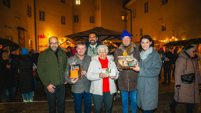 Im Bild (v.l.): Martin Dietrich (Bürgermeister), Nikolaus Brückler (Kameradschaftsbund Golling), Immanuel Fiausch (Geschäftsführer TVB Golling), Künstlerin Marianne Bloch (sammelt für DEBRA Austria / Schmetterlingskinder), Haubenkoch Andreas Döllerer (Präsident Rotary Golling-Tennengau 2025), GF Andrea Drexel (Rettet das Kind Salzburg). Aufgenommen beim Charity-Event des Gollinger Weihnachtsmärchens 2025 im Burghof Golling. | Foto: TVB Golling/Sebastian Waß