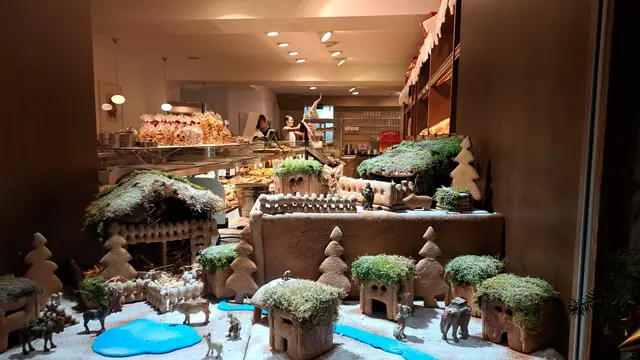 Backstubenleiter Hannes Klemen hat heute kurz nach 06: 00 Uhr die Krippe noch mit Hilfe von Staubzucker in eine Winterlandschaft verwandelt