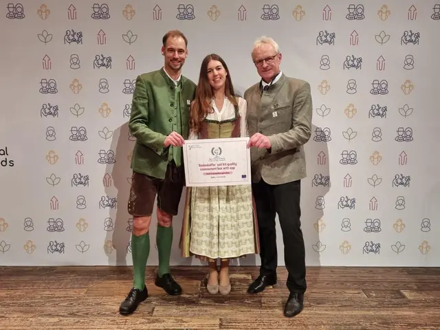 Leader-Geschäftsführer Florian Reitsammer, Projektmanagerin Ulrike Kappacher und Initiator Ferdinand Tiefnig (v. l. n. r.) nahmen die Auszeichnung für den Bodenkoffer entgegen. | Foto: Leader Oberinnviertel-Mattigtal
