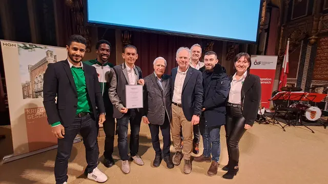 Spielertrainer Amir Ebrahim, Ryan Nzogang, Obmann Gernot Edy, Trainer-Legende Gunnar Prokop, Co-Trainer Gernot Welbich, Platzsprecher und Vereinskassier Martin Trattner, Mannschaftskapitän Safet Bajrami sowie Gemeinderätin und Kantinenbetreuerin Andrea Trattner | Foto: SC Prefa Lilienfeld