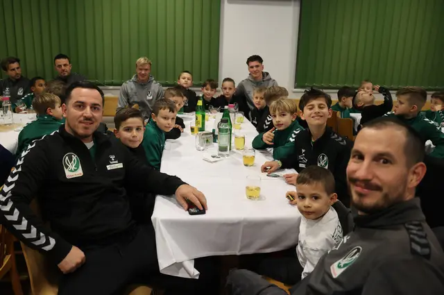 Von der U7 bis zur U18 kamen Spieler und feierten mit. | Foto: SVR/Schröckelsberger