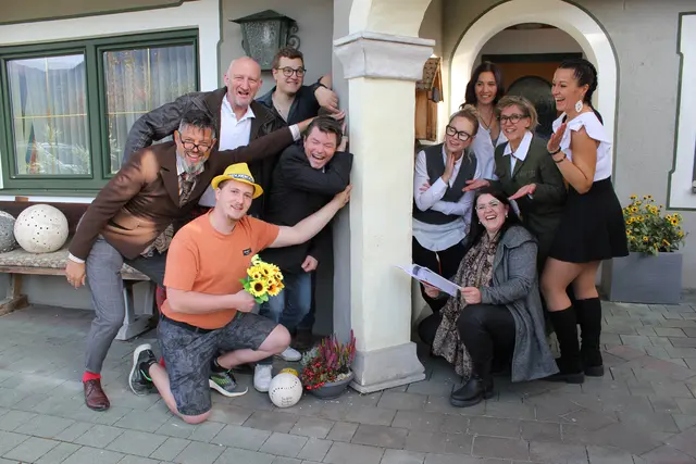 Die Theatergruppe St. Margarethen im Lungau bringt in der Bühensaison 2025/2026 mit „Hier sind Sie richtig!“ von Marc Camoletti eine spritzige Verwechslungskomödie auf die Bühne.  | Foto: (c) Theater St. Margarethen