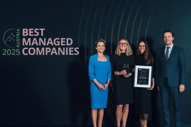 Katharina und Stefanie Hagleitner haben den Preis entgegengenommen, sie stehen in der Mitte – flankiert von Orsolya Hegedüs und Gerhard Speckbacher, die beide der Jury angehören; der Reihe nach: Orsolya Hegedüs, Katharina Hagleitner, Stefanie Hagleitner, Gerhard Speckbacher (von links) | Foto: Niklas Schnaubelt