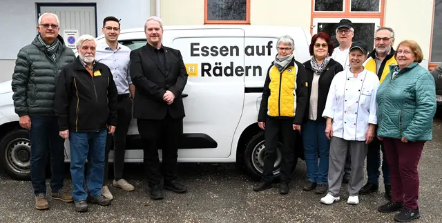 Vorsitzender des Hilfswerkes Zwettl Werner Preiss, Organisator und Essensfahrer Fritz Kolm, Direktor Stellvertreter Gregor Schlifelner, Direktor Roland Hofbauer, die Essensfahrer Hermine Wagner und Ehrentraud Wagner, Küchenchef Andreas Lameraner, Köchin Manuela Trinkl, Essensfahrer Franz Fuchs und Hildegard Schmid. | Foto: Hilfswerk Zwettl
