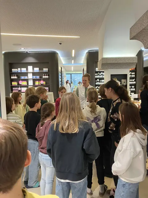Die Schüler wurden von Ulrike Rothauer und ihrem Team freundlich begrüßt und durften hinter die Kulissen der Apotheke schauen. | Foto: Brigitte Kofler, Elisabeth Mayer