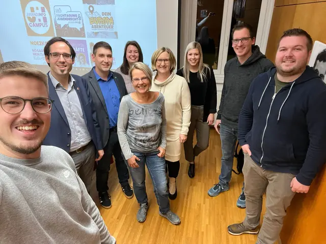 Die Jugendgemeinderäte der Kleinregion Waldviertler StadtLand beim Vernetzungstreffen am Stadtamt Schrems mit Bürgermeister David Süß, Stadträtin Beatrix Kainz und Referentin Elke Indinger (Jugend:info NÖ). | Foto: Maximilian Stark