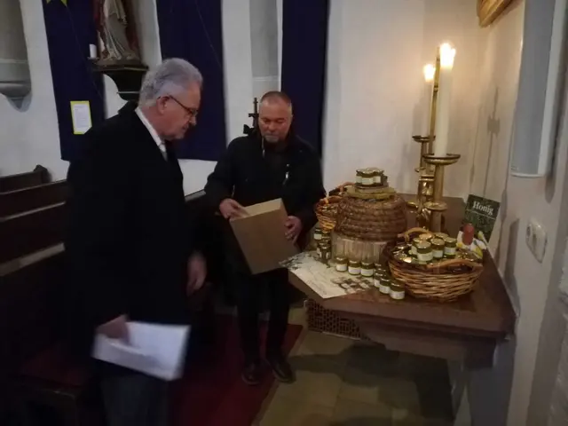 Die neue Imkervereinskerze wurde bei der Ambrosiusmesse am 7. Dezember gesegnet. | Foto: Imkerverein St. Marien/Niederneukirchen