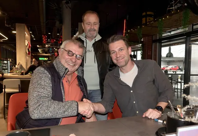 „Mister Murtal Classic" Josef Pepe Kriebernegg (links) und Rene Binna (rechts) bei der Unterschrift. Binna ist mit der BG Sportpromotion GmbH der neue Veranstalter. Mitte: FHF Murtal Classic-Schriftführer Gerd Kastner. Foto Ainerdinger