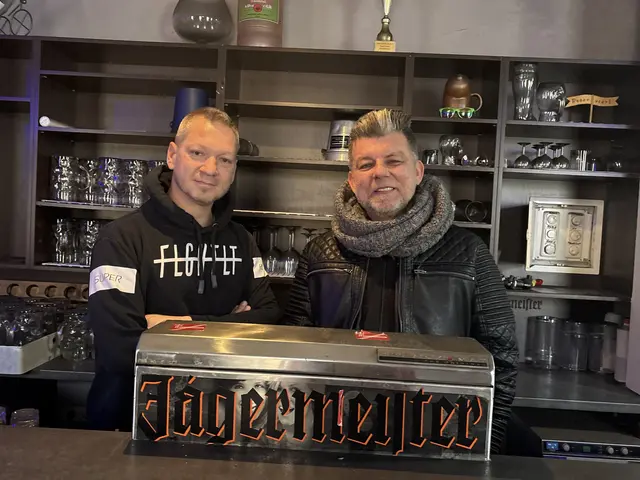 Eigentümer Hartmut Kralik und der Beislwirt Andi Hufnagl setzen auf einen Mix von Kult und Moderne.  | Foto: Thiem