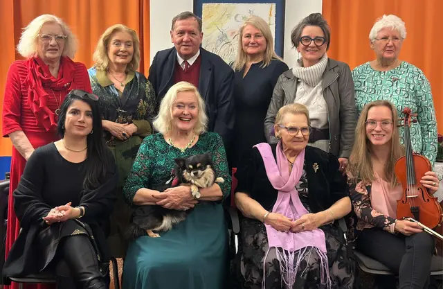 Lesung am 8. Dezember 2025 in der Haydn-Bibliothek,
sitzend von links nach rechts: Gülkibar Alkan-Kirilmaz, Helene Levar, Erika Lugschitz, Hanna Oppelmayer, stehend von links nach rechts: Gertrud Hauck, Mária Bátorová, Erwin Matl, Olga Murzina, Kulturstadträtin Michaela Brenner-Melchior und Bibliothekarin Renate Glaw | Foto: Gülşah Alkan