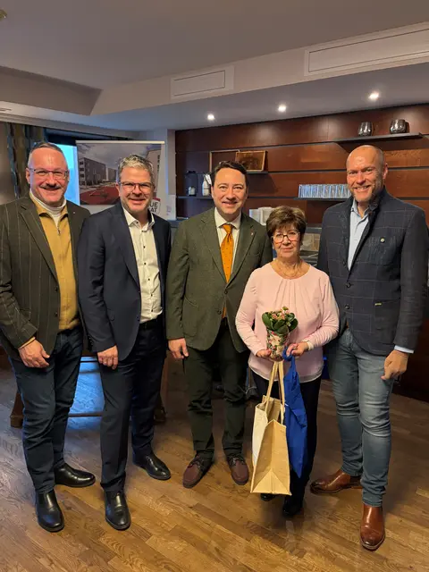 Zukünftige Bewohnerin mit Gemeindevorstand Alexander Nerat, Robert Oberleitner vom Bauträger Neue Heimat, Landeshauptmann-Stellvertreter Manfred Haimbuchner und Bürgermeister Thomas Punkenhofer (von links). | Foto: Land OÖ