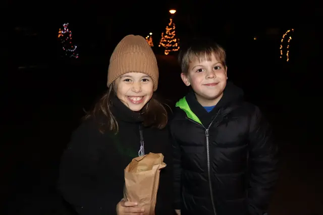 Das Christbaumdorf Bad Sauerbrunn zeigt jedes Jahr aufs Neue, wie vielseitig Advent gefeiert werden kann. Von spannenden Aktivitäten für Kinder bis hin zu besinnlichen Momenten für Erwachsene – hier findet jede Generation ihren Lieblingsplatz.  | Foto: Alejandra Ortiz