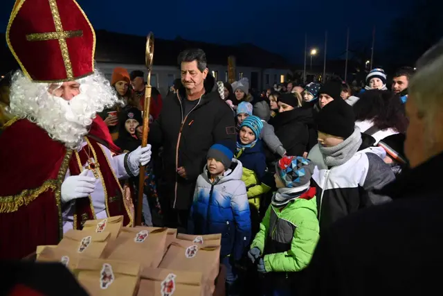 Kinderaugen leuchteten, als der Nikolaus persönlich seine Überraschungssackerl verteilte und jedem kleinen Besucher ein Lächeln ins Gesicht zauberte. | Foto: Edi Poss