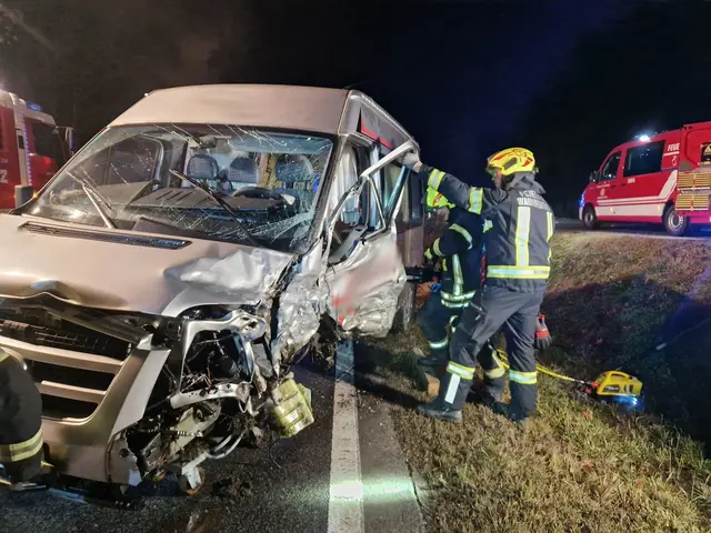 Durch die Wucht des Aufpralles wurden beide Fahrzeuge stark beschädigt. | Foto: FF Waidhofen/Thaya