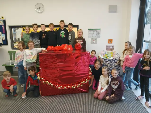 Die Kinder der VS Seeham mit der großen Geschenkbox im Schulfoyer. | Foto: VS Seeham