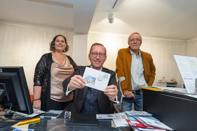 Bürgermeister Georg Djundja präsentiert den diesjährigen Sonderstempel. | Foto: Bernhard Rieger