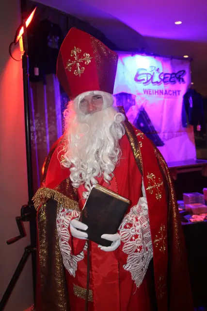 Auch der Weihnachtsmann darf natürlich bei der Weihnachtstour nicht fehlen. | Foto: Josef Hofmüller