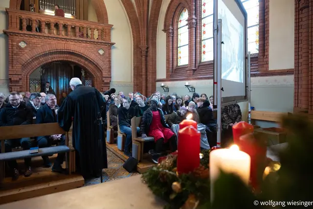 Der erste Adventsgottesdienst führte die Gemeinde durch die Geschichte der Elisabethkirche und der evangelischen Gemeinde | Foto: Wolfgang Wiesinger