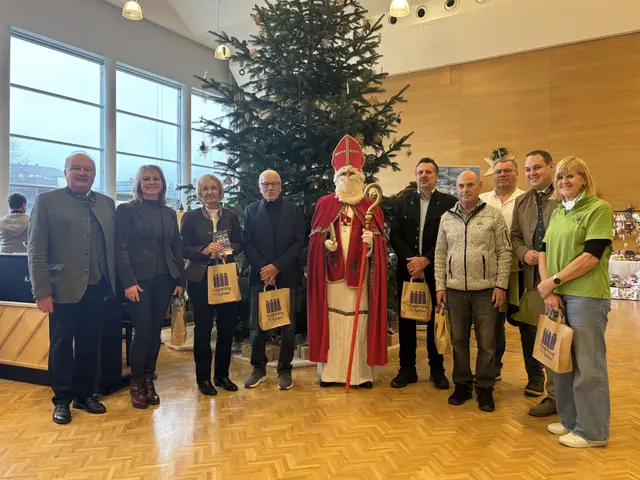 Offizielle Eröffnung mit Vertreterinnen und Vertretern der Gemeinde, der Werbegemeinschaft Langenwang aktiv, der Vereine und der Nikolaus.  | Foto: MeinBezirk/Angelina Koidl