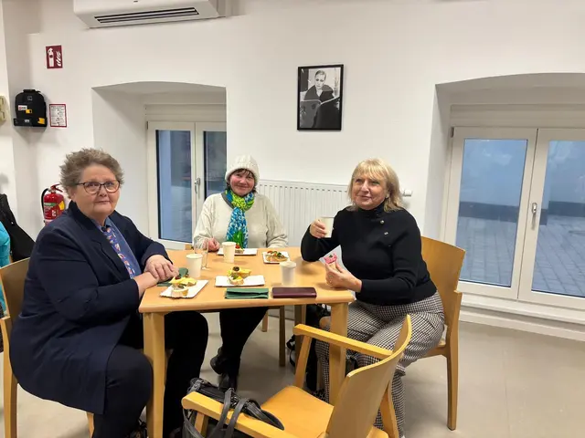 Die ersten Besucherinnen zeigten sich begeistert und ließen sich die Brötchen schmecken. | Foto: Pia Rotter/MeinBezirk