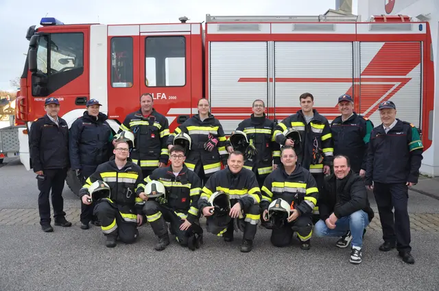 Neun Mitglieder der Feuerwehr Neutal stellten sich erfolgreich der Branddienstleistungsprüfung in Silber und Gold. Das Gruppenfoto zeigt die teilnehmenden Mitglieder der Feuerwehr Neutal, ihre Bewerter und den Ortskommandanten.
 | Foto: Franz Schütz- Ortsfeuerwehr Neutal
