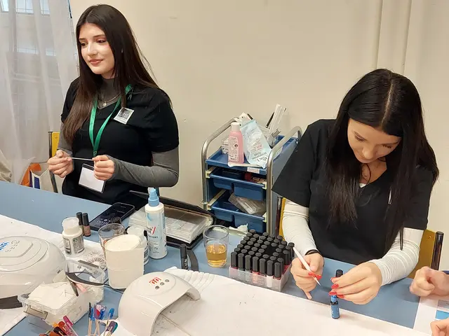 Fatjona und Amelissa beim Verzieren und Neugestalten von Fingernägeln.  | Foto: z. V. g. 