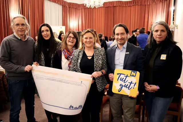 Alexander Weber, Leiter des Sozialreferats, seine Mitarbeiterin Jded Amwaj, Moderatorin Susanne Wolf-Eberl, Vizebürgermeisterin Maria T. Eder (ÖVP), Herbert Wojta-Stremayr von „Gesunde Gemeinde NÖ“, „Vorsorge Aktiv“-Beraterin Katharina Garzon im großen Saal des Rathauses Klosterneuburg. | Foto: Stadt Klosterneuburg Edelmann