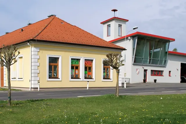 Die Schule befindet sich neben dem Feuerwehrhaus. | Foto: Martin Wurglits
