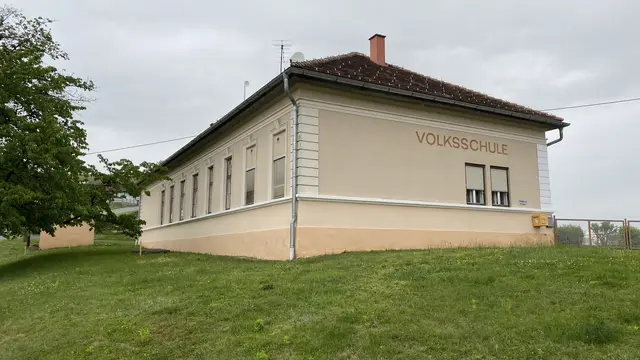 In der Volksschule Henndorf endete der Unterricht im Jahr 2020, das Gebäude wurde ans Land verkauft. | Foto: Martin Wurglits