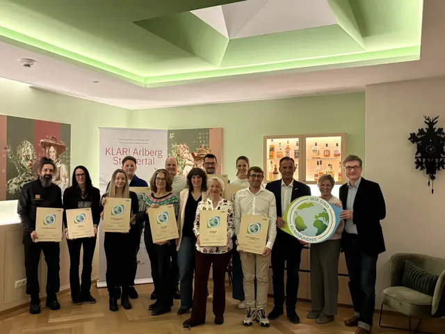 Kürzlich wurden in St. Anton am Arlberg neun Gastronomie- und Beherbergungsbetriebe sowie die Arlberger Bergbahnen neu ins Klimabündnis Tirol aufgenommen.  | Foto: Elisabeth Zangerl