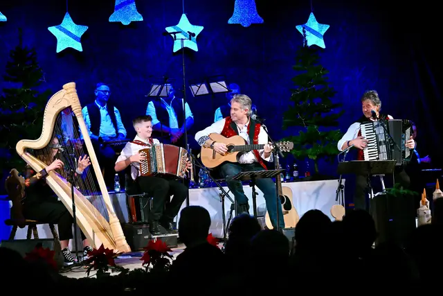Herzensbrecher-Nachwuchs: Much Mayr (Gitarre) mit Tochter Theresa an der Harfe und Sohn Sebastian. | Foto: Hassl