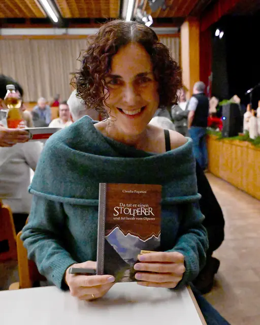 Buchautorin Claudia Paganini stellte den Erlös des Verkaufs ihres Buches an diesem Abend zur Verfügung. | Foto: Hassl