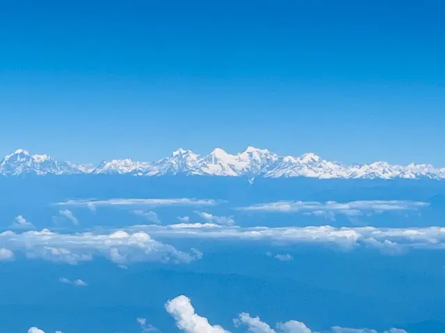 Morgensicht vom Flieger aus auf die 8.000er-Gruppe im Himalaya-Gebiet. | Foto: Astrid Wieser