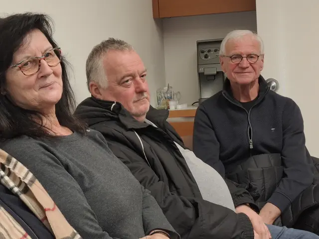 Johann Kronsteiner, rechts, und interessierte Zuhörer bei der Sitzung des Gemeinderats. Sie müssen weiter auf einen "Kronsteiner Weg" warten. Die Nachbarn werden befragt.  | Foto: Zinterhof