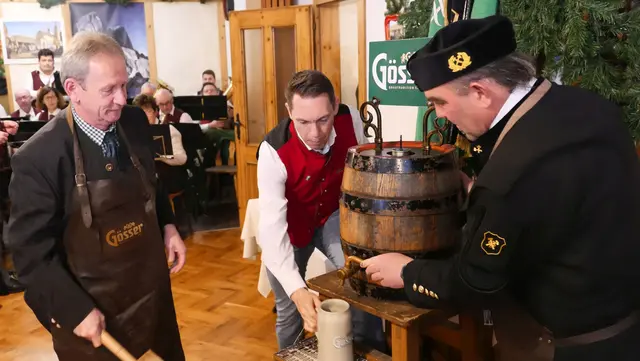 Anstich des Barbarabiers. Im Bild: Bürgermeister Klaus Gottsbacher, Roland Donossa, Hannes Steiner. | Foto: Kath Maier