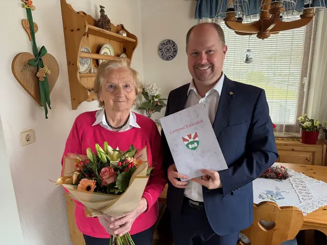 Maria Senft (85. Geburtstag) mit Bürgermeister Michael Nistl. | Foto: Gemeinde Katzelsdorf