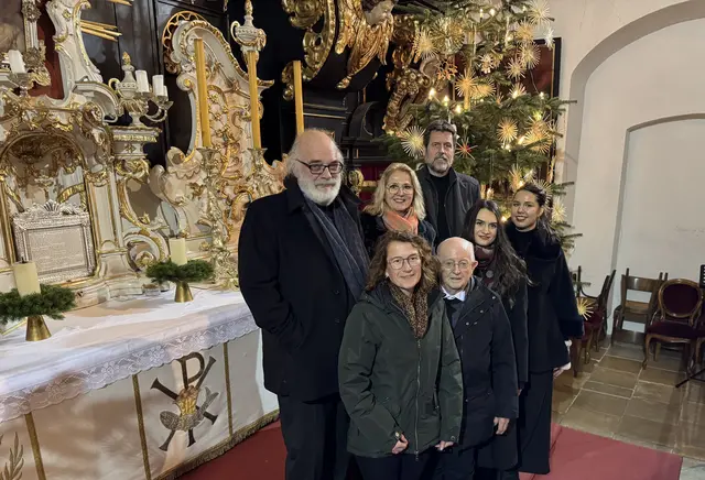 Den krönenden Abschluss des Waldhausener Advents bildete das Konzert "Musik zur Weihnacht": vorne Adventmarkt-Organisatorin Ulrike Hader, Pfarrer Karl Michael Wögerer, hinten v. li. Leiter Thomas Kerbl, Alexandra &amp; Robert Holzer, Studierende der Bruckner Privatuni. | Foto: Pfarre Waldhausen