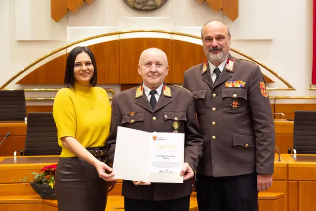 Bezirksfeuerwehrkommandant Wolfgang Kinelly übernahm die Urkunde für die Feuerwehr Wolfau. | Foto: Büro Eisenkopf