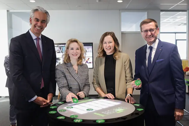 Von links: Patrick Lobis, die Ministerinnen Eva-Maria Holzleitner und Claudia Plakolm sowie Landesrat Markus Achleitner. | Foto: Land OÖ/Daniel Kauder