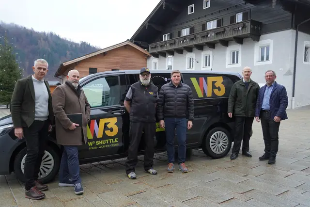 von links: Bernhard Weiß (Bürgermeister Pfarrwerfen), Stephan Maurer (Regionalverband Pongau), Shuttle-Fahrer Gerhard, Kurt Daxer (Bürgermeister Werfenweng), Hubert Stock (Bürgermeister Werfen) und Hansjörg Obinger (Bürgermeister Bischofshofen) | Foto: Johannes Brandner