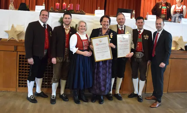 UTV-Obmann Markus Nachtschatten, UTV-Obmann-Stv. Christian Kirchler, LA Claudia Hagsteiner, Ehrenmitglieder Erika Ortlieb und Walter Gasser, UTV-Obmann-Stv. Martin Gründler und NR Josef Hechenberger (v. li.). | Foto: Unterinntaler Trachtenverband